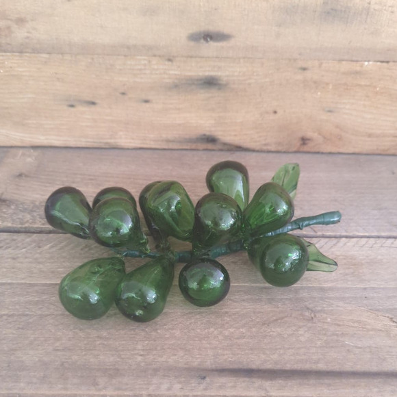 Vintage 1950s Mid Century Blown 12 Green Glass Grape Bunch Cluster with Leaves - Picture 3 of 6